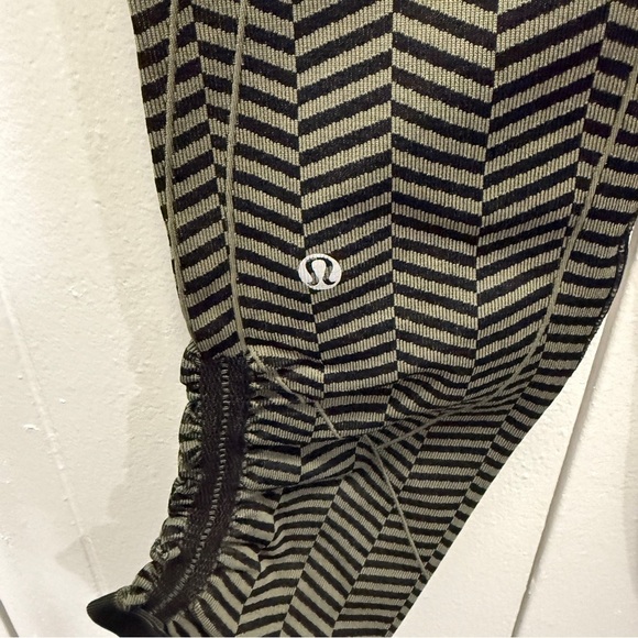 Lululemon Green and Black In The Flow Crop II - Picture 9 of 15